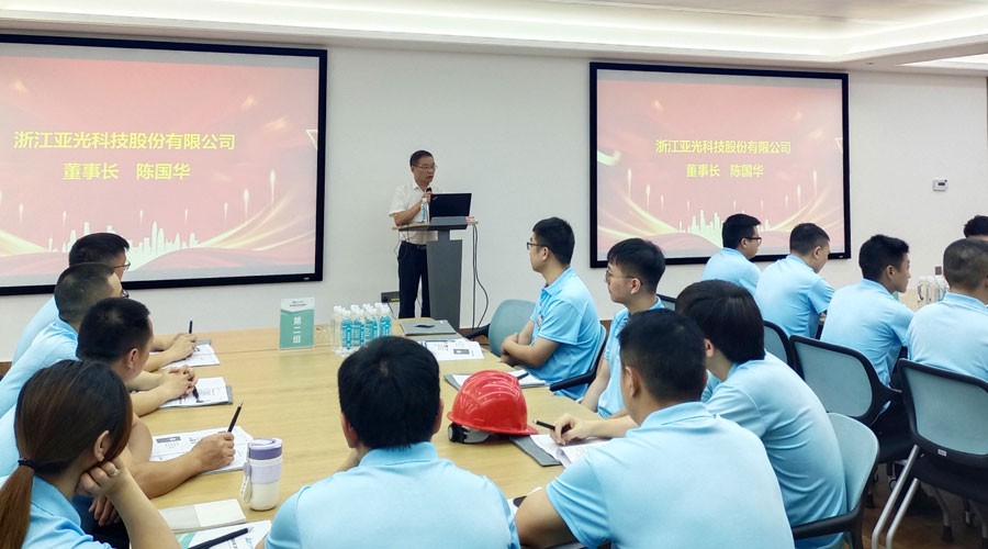 w66最给力股份董事长陈国华在开班仪式上发表讲话