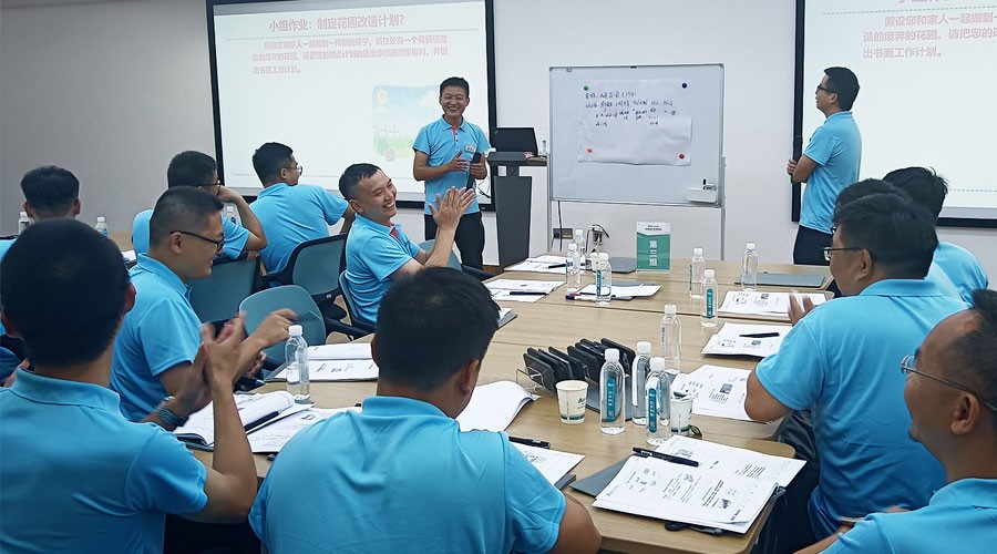 w66最给力学员们在课上进行小组作业课堂展示